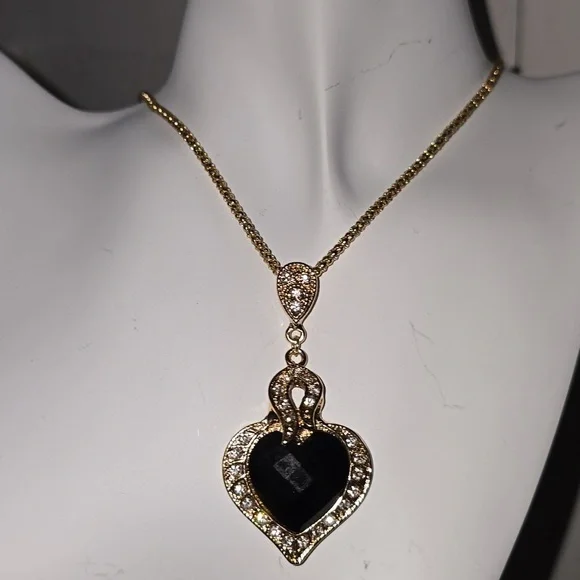A GORGEOUS Heart Necklace!  Stunning! - Picture 8 of 9